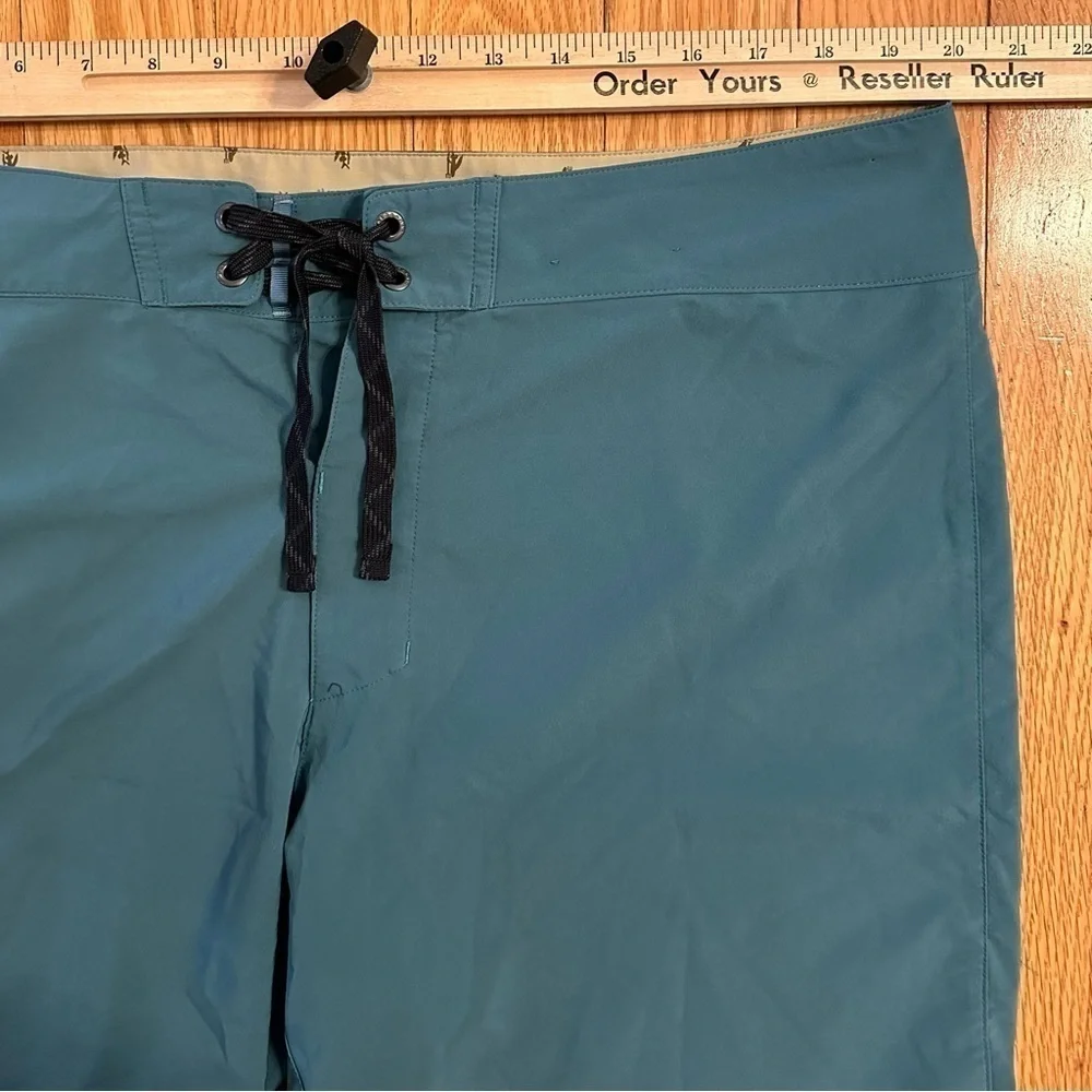 Patagonia Stretch Boardshorts Green Lightweight Unlined 9” inseam Sz 40 - Picture 8 of 8